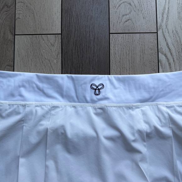 Aritzia TNA White Mini Skirt - Picture 2 of 8